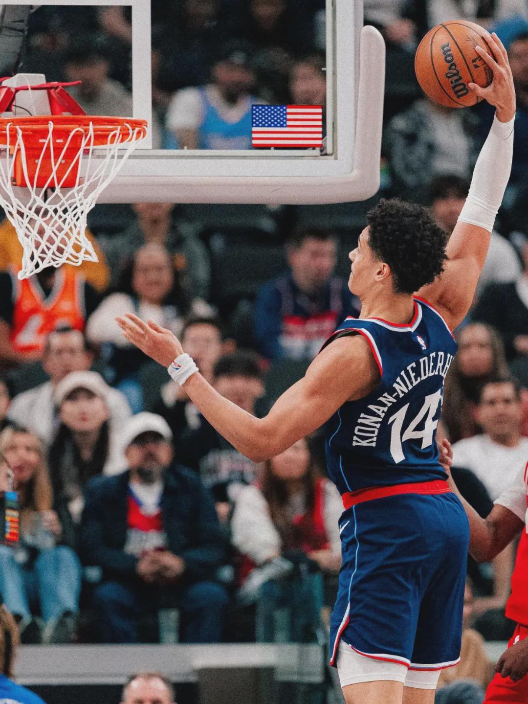 开云官方平台-倒地惨叫！架回更衣室！快船遭遇沉重打击